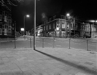 857554 Gezicht op de kruising van de Prins Hendriklaan (links) en de Jan van Scorelstraat (rechts) te Utrecht, bij avond.